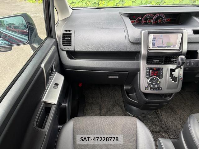 Toyota VOXY 2013-09 8284055-11