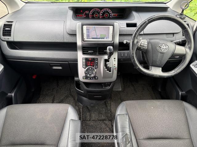 Toyota VOXY 2013-09 8284055-2