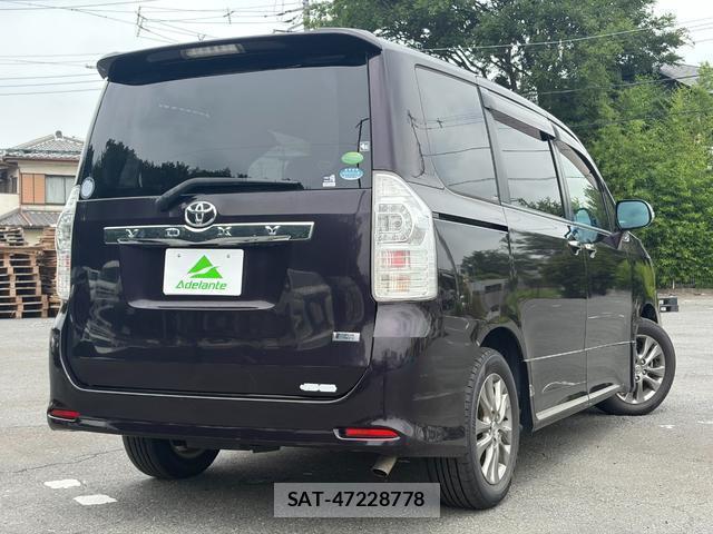 Toyota VOXY 2013-09 8284055-7