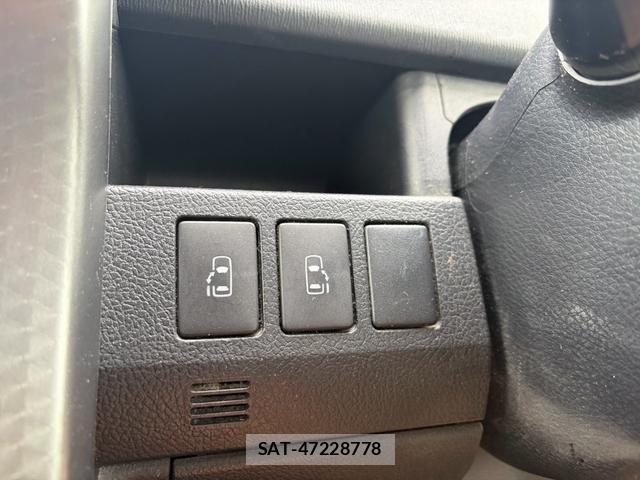 Toyota VOXY 2013-09 8284055-8