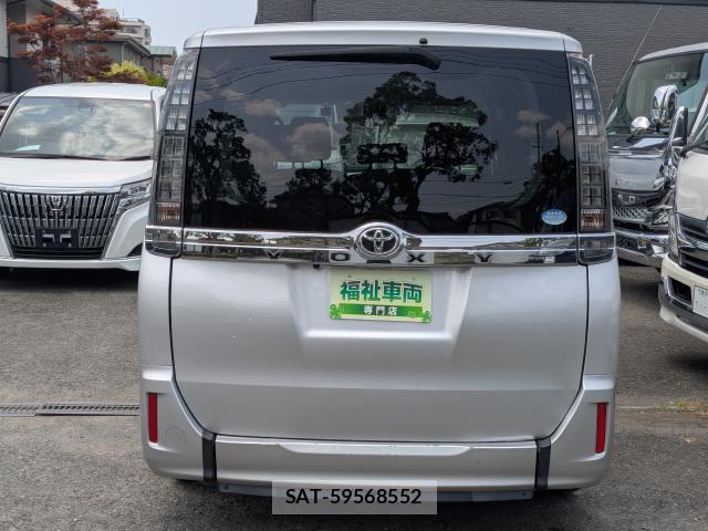 Toyota VOXY 2017-06 8284429-13