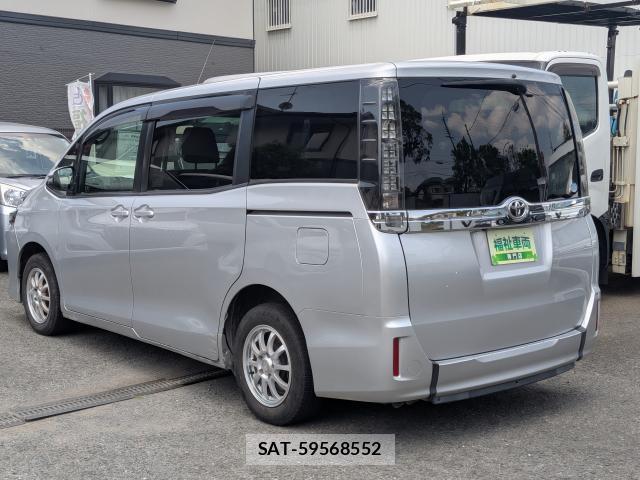 Toyota VOXY 2017-06 8284429-14