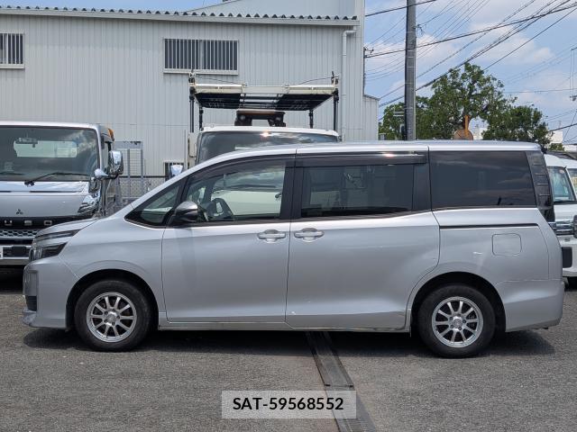 Toyota VOXY 2017-06 8284429-15