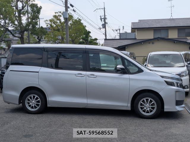 Toyota VOXY 2017-06 8284429-16