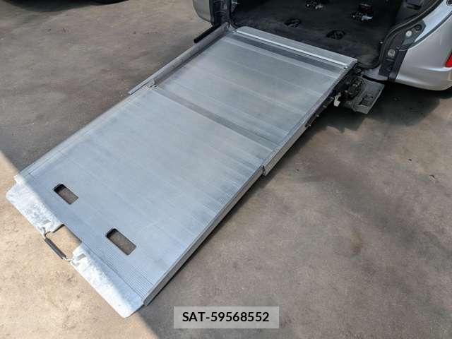 Toyota VOXY 2017-06 8284429-2