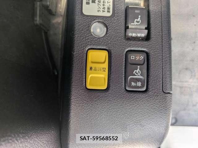 Toyota VOXY 2017-06 8284429-3