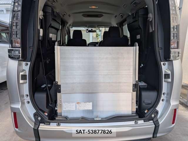 Toyota VOXY 2017-06 8284432-1