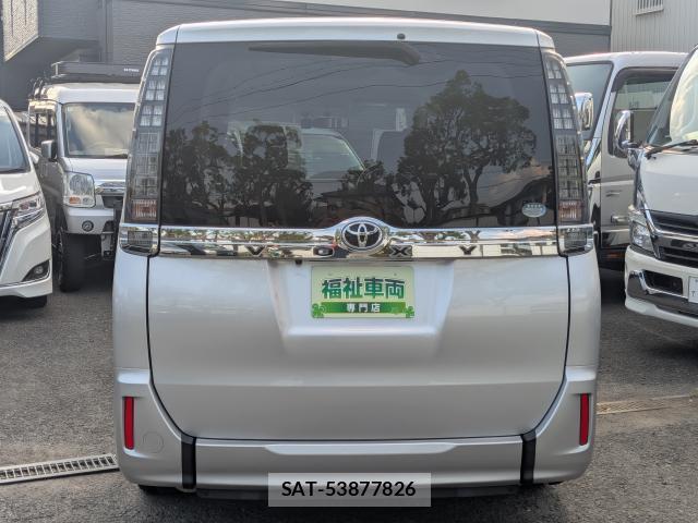 Toyota VOXY 2017-06 8284432-16