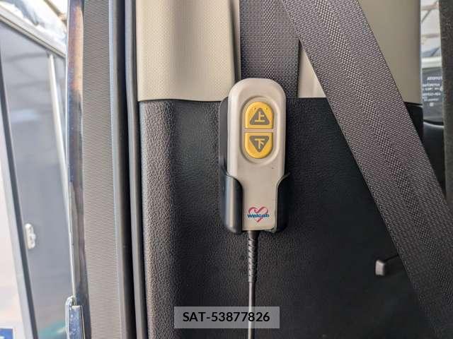 Toyota VOXY 2017-06 8284432-2