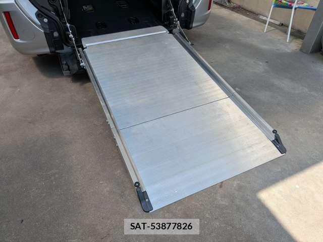 Toyota VOXY 2017-06 8284432-3