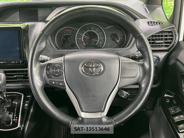 Toyota VOXY 2017-10 8285006-7