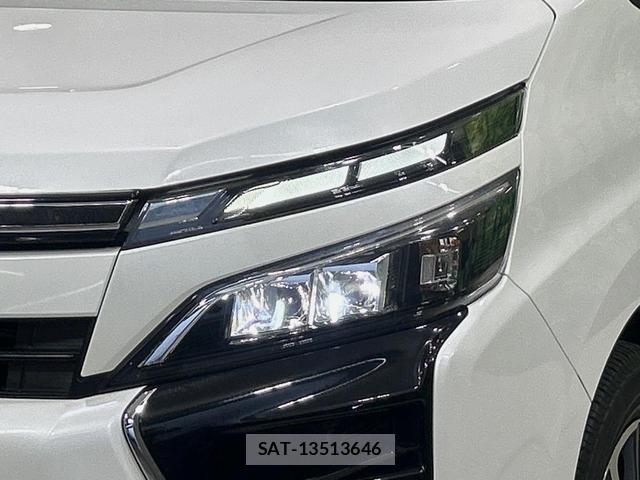 Toyota VOXY 2017-10 8285006-8