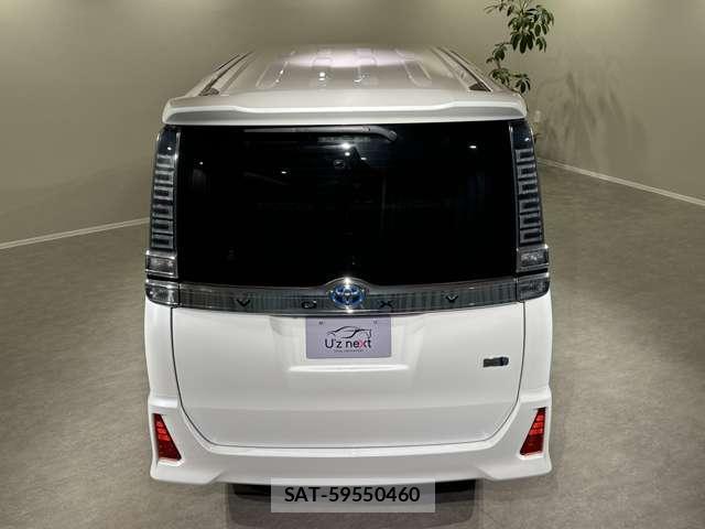 Toyota VOXY 2017-07 8285079-1