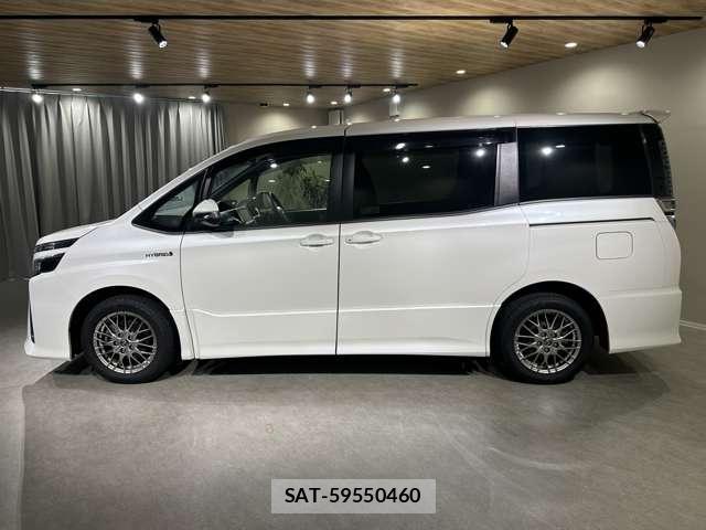Toyota VOXY 2017-07 8285079-11