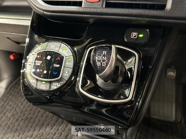 Toyota VOXY 2017-07 8285079-16