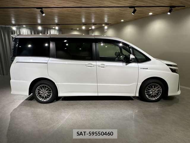 Toyota VOXY 2017-07 8285079-3