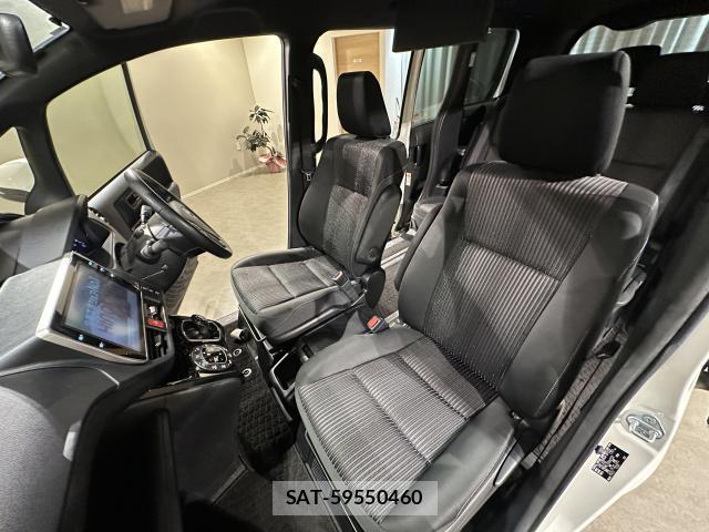 Toyota VOXY 2017-07 8285079-5