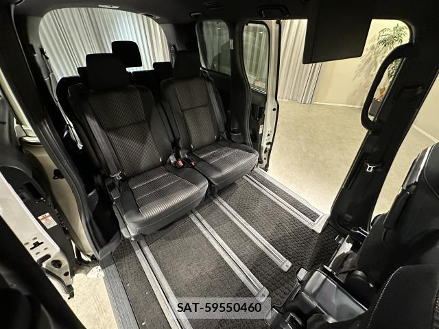 Toyota VOXY 2017-07 8285079-6