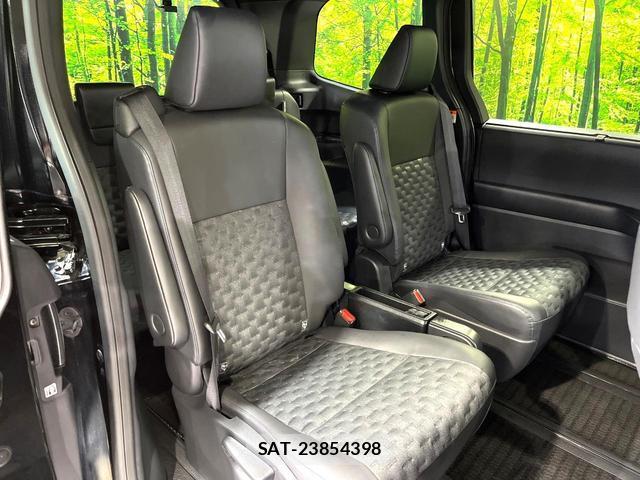 Toyota VOXY 2024-06 8285211-9