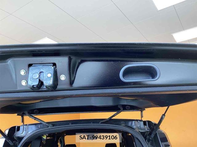 Toyota VOXY 2018-01 8285398-13