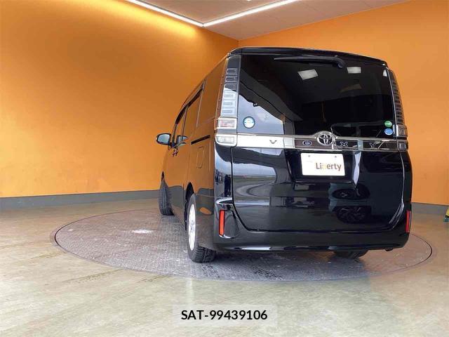 Toyota VOXY 2018-01 8285398-7