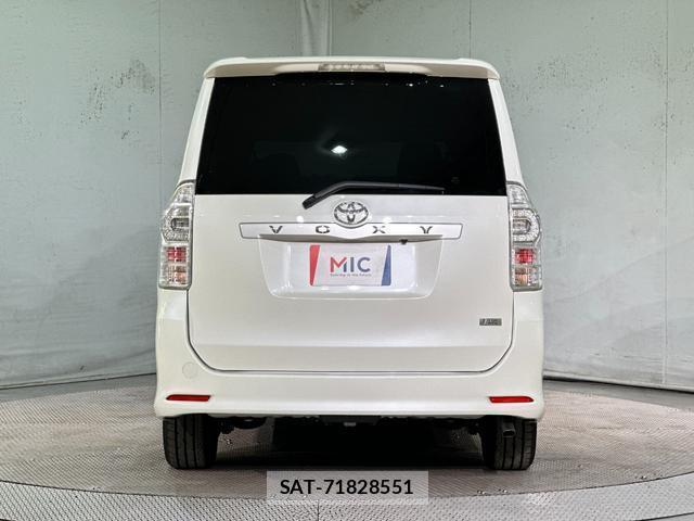 Toyota VOXY 2011-07 8285859-15