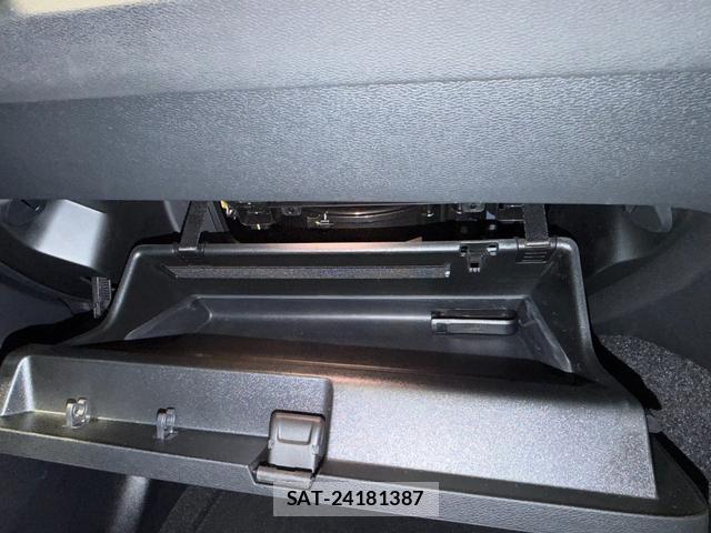 Volvo XC40 2024-09 8277680-6