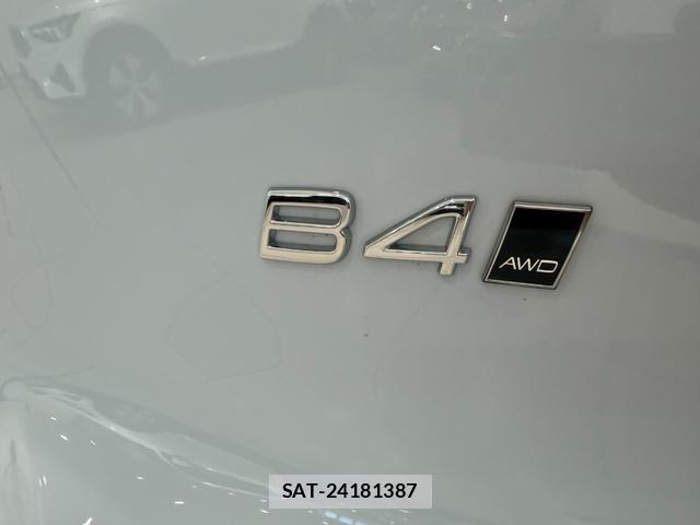 Volvo XC40 2024-09 8277680-9