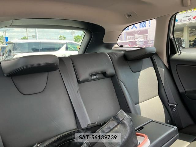 Volvo XC60 2017-08 8279641-8