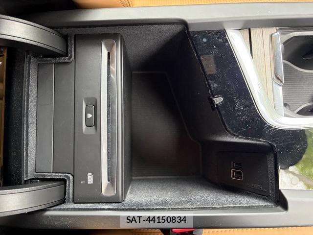 Volvo XC60 2019-08 8284072-3