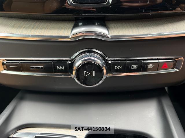 Volvo XC60 2019-08 8284072-4