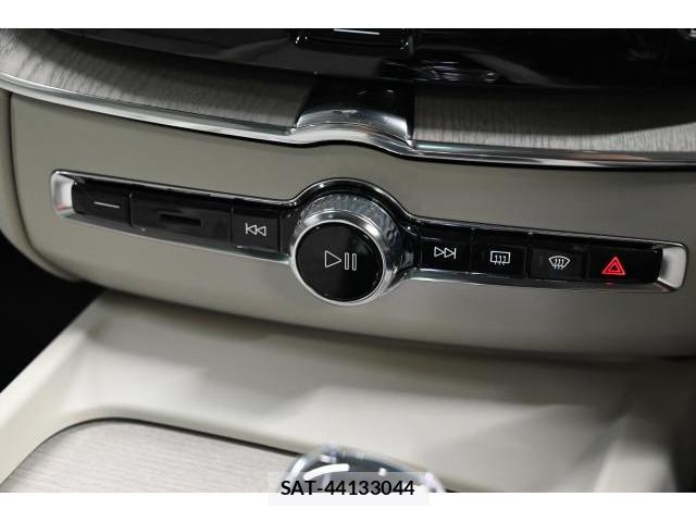 Volvo XC60 2022-11 8284232-9