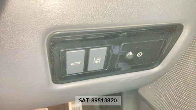 Jaguar XE 2015-08 8284830-15