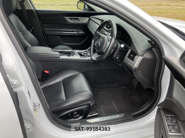 Jaguar XF 2018-10 8285508-12