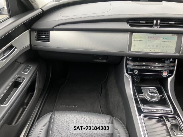 Jaguar XF 2018-10 8285508-9