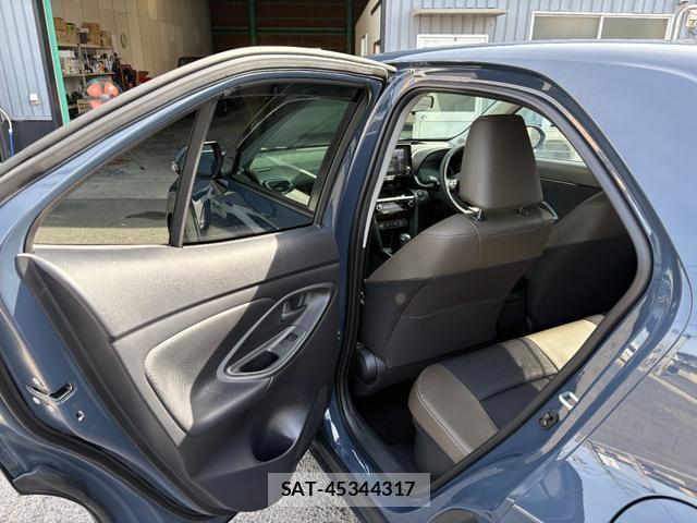 Toyota YARIS CROSS 2024-09 8283569-13