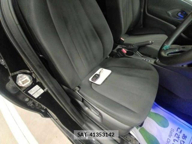 Toyota YARIS 2023-07 8284695-5