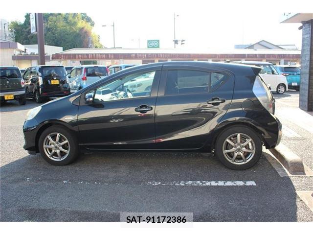 Toyota AQUA 2013-12 8327759-3