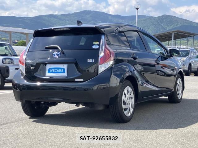 Toyota AQUA 2015-07 8327893-2