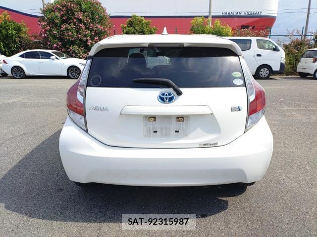 Toyota AQUA 2015-07 8328344-1