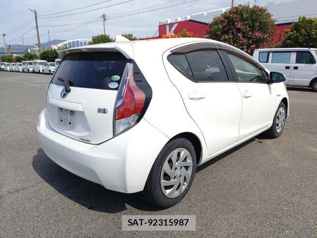 Toyota AQUA 2015-07 8328344-4