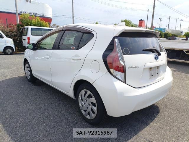 Toyota AQUA 2015-07 8328344-5