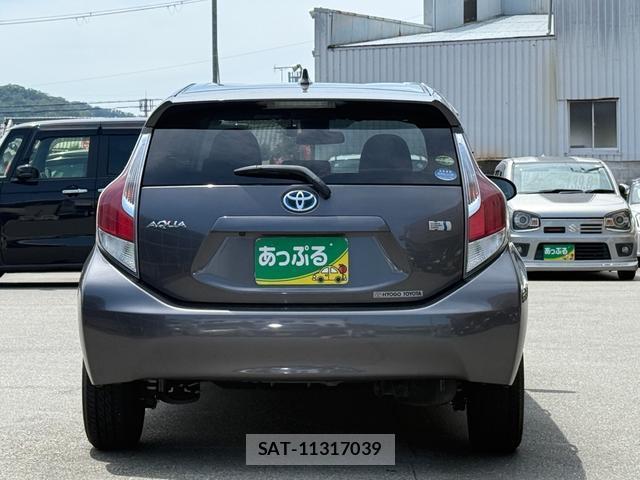 Toyota AQUA 2015-11 8328376-2