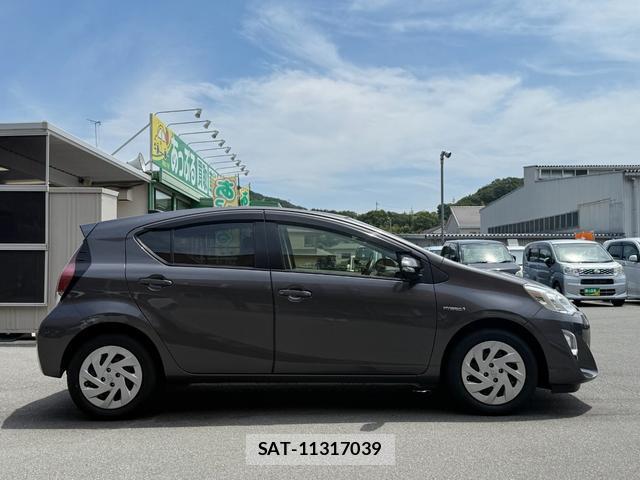 Toyota AQUA 2015-11 8328376-3