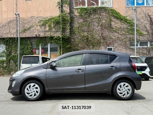 Toyota AQUA 2015-11 8328376-4