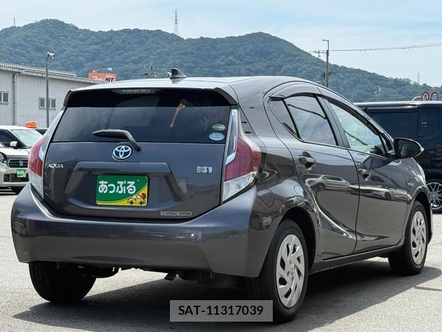 Toyota AQUA 2015-11 8328376-7