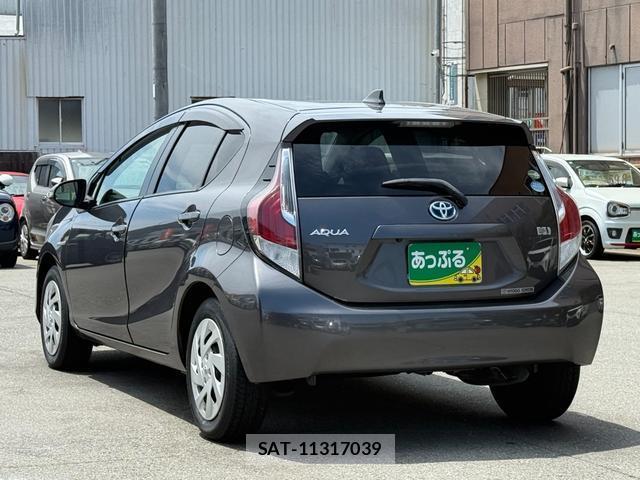 Toyota AQUA 2015-11 8328376-8