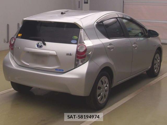 Toyota AQUA 2012-09 8328604-1