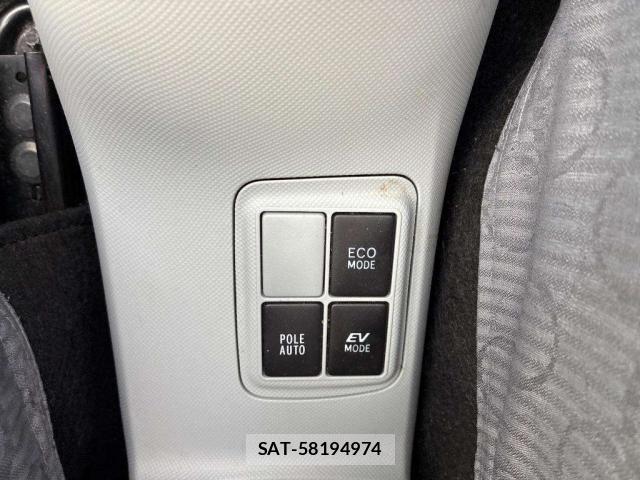 Toyota AQUA 2012-09 8328604-13