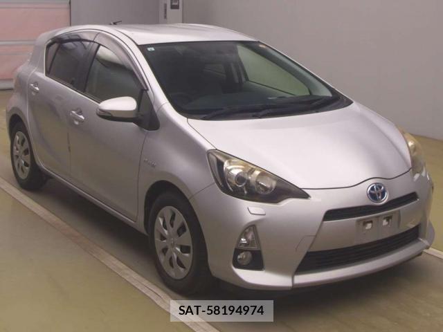 Toyota AQUA 2012-09 8328604-4